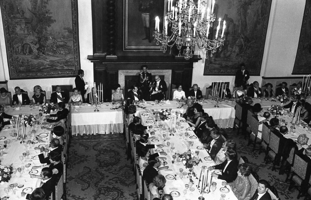 1969. Agosto, 6. Cena de gala, ofrecida por el presidente Carlos Lleras Restrepo en el Palacio de San Carlos, Bogotá, Colombia.