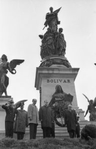 1969. Agosto, 7. Ofrenda floral ante el monumento en el campo de Boyacá.