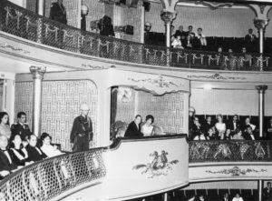 1969. Agosto, 9. Reinauguración del Teatro Nacional en Caracas. Lo acompaña en el palco presidencial su hija Mireya.