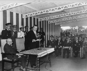 1969. Diciembre, 15. Encuentro de los presidentes Lleras y Caldera en el puente de Santander, en la frontera con Colombia.