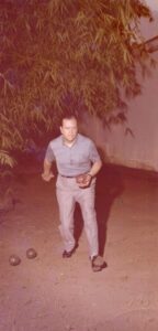 1969. Jugando bolas criollas en la cancha de la residencia presidencial La Casona.