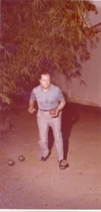1969. Jugando bolas criollas en la cancha de la residencia presidencial La Casona.