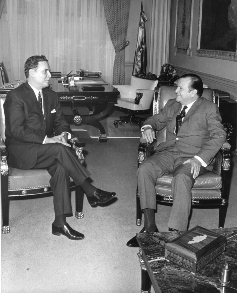 1969. Julio, 25. Encuentro en Miraflores con el expresidente Wolfgang Larrazábal, designado embajador en Canadá.