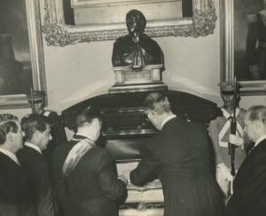 1969. Julio, 5. Ante el Acta de Independencia en el Salón Elíptico del Palacio Federal Legislativo.