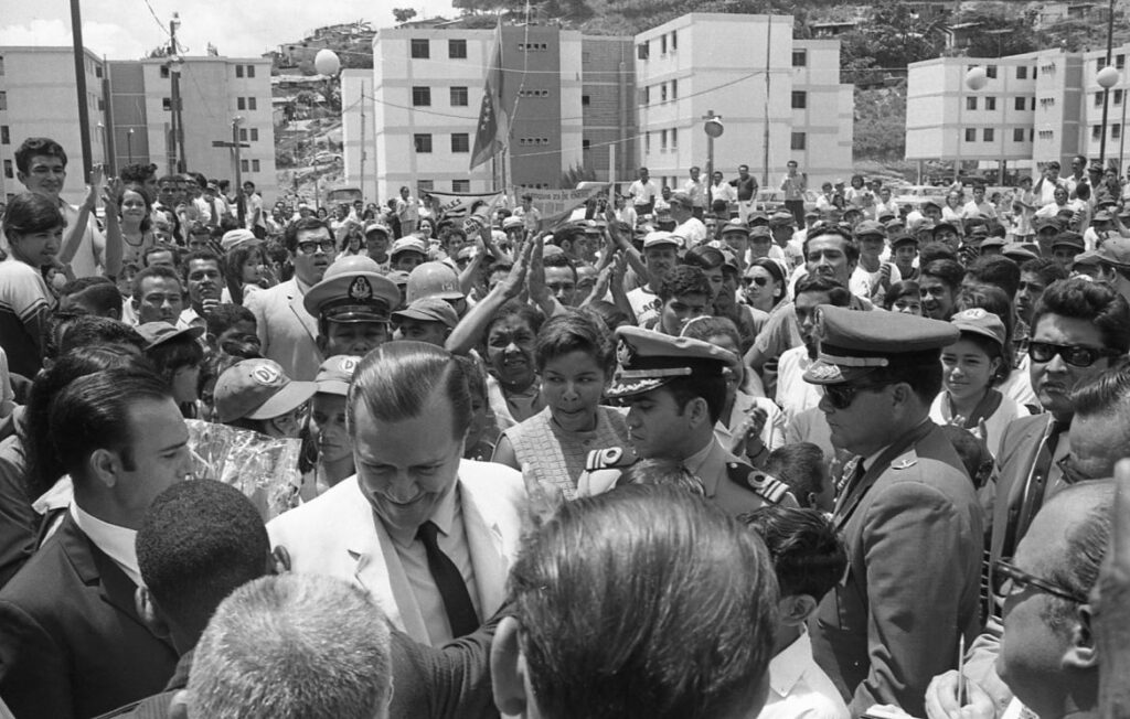 1969. Junio, 15. Visita al barrio Sierra Maestra en el 23 de enero, Caracas.