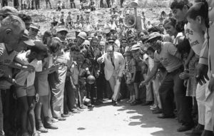 1969. Junio, 15. Visita al barrio Sierra Maestra en el 23 de enero, Caracas. Jugando bolas criollas.