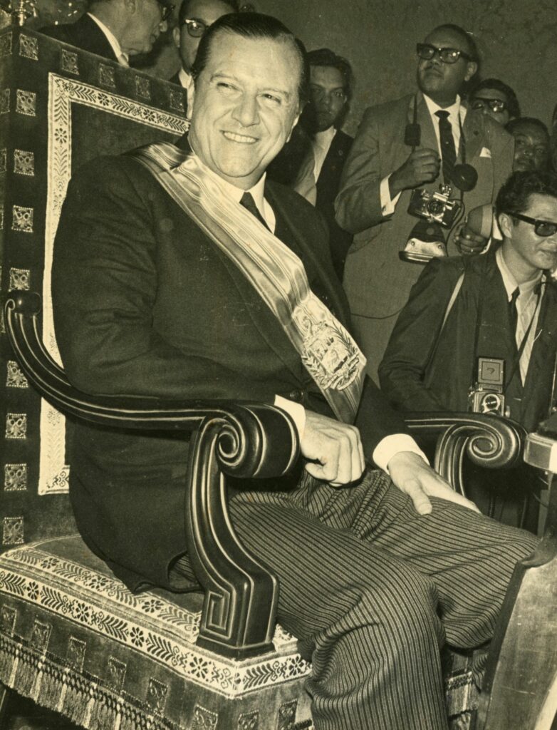 1969. Marzo, 11. Rafael Caldera en la silla presidencial, en Miraflores.