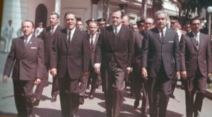 1969. Marzo, 11. Toma de posesión, acompañado de la Comisión Parlamentaria, integrada por Wolfgang Larrazábal, Luis Herrera Campins e Hilarión Cardozo, entre otros.