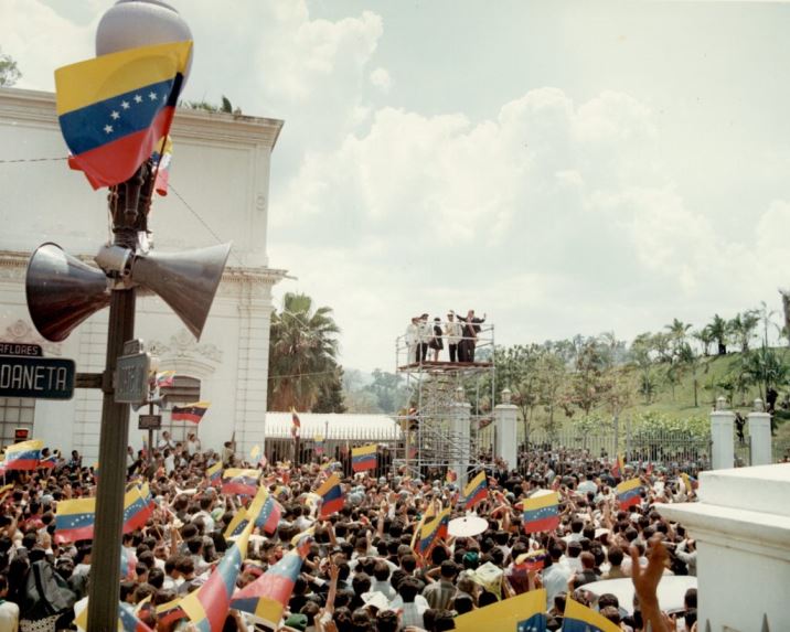 1969. Marzo, 11. Toma de posesión para el quinquenio 1969-1974. Saluda a la multitud a su llegada al Palacio de Miraflores.