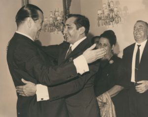 1969. Marzo, 13. Abrazo con Simón Díaz en la recepción oficial de toma de posesión, La Casona.