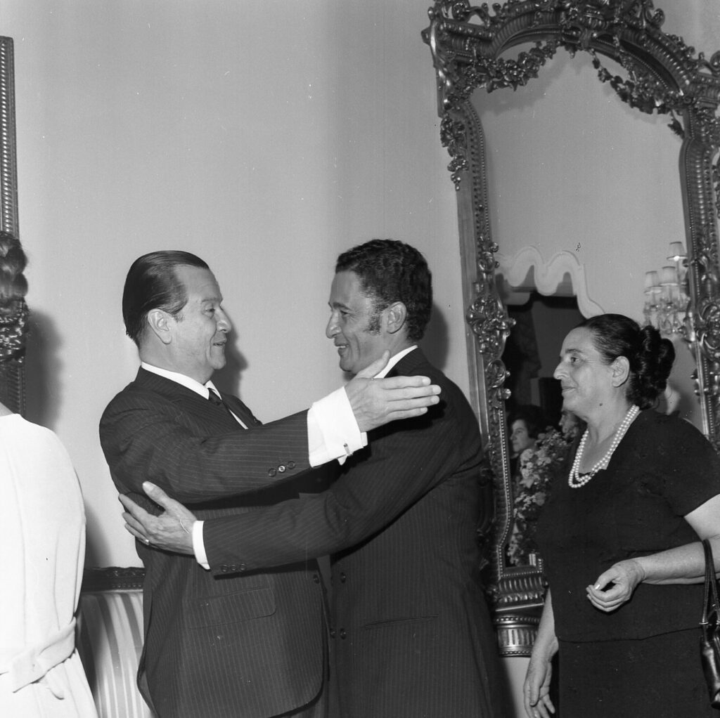 1969. Marzo, 13. Abrazo con el maestro César Girón, en la recepción de inicio de gobierno ofrecida en La Casona.