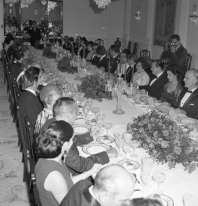 1969. Marzo, 25. Cena de gala en La Casona en honor del presidente saliente Raúl Leoni, su esposa Menca y su Gabinete.