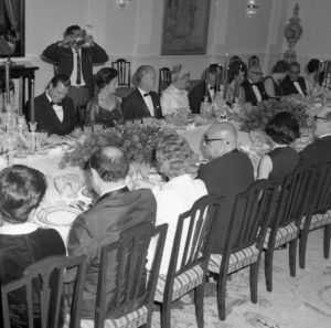 1969. Marzo, 25. Cena de gala en La Casona en honor del presidente saliente Raúl Leoni, su esposa Menca y su Gabinete.