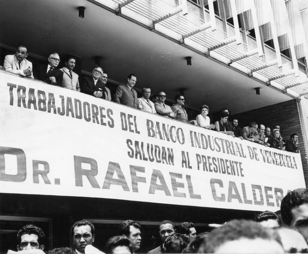 1969. Mayo, 1. Desfile del día del trabajador en la avenida Urdaneta, Caracas.