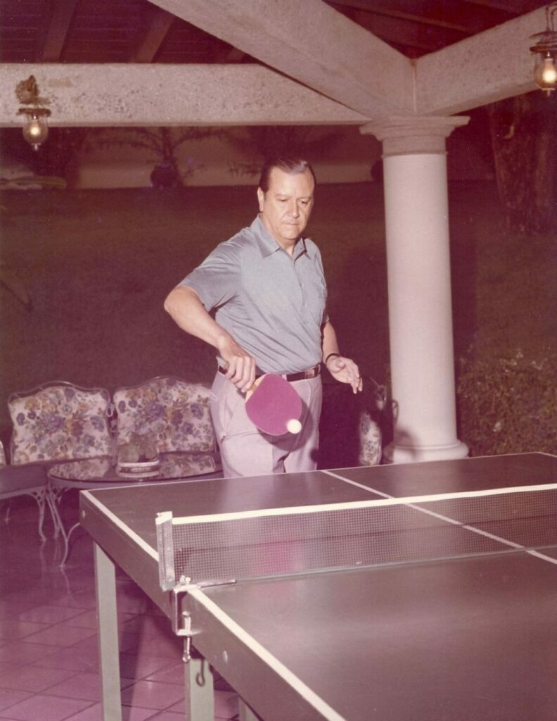 1969. Rafael Caldera jugando ping pong en La Casona.