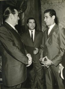 1970. Abril, 16. Visita a Miraflores del primer campeón mundial de boxeo venezolano, Carlos Morocho Hernández. Al fondo, Guillermo Álvarez Bajares.