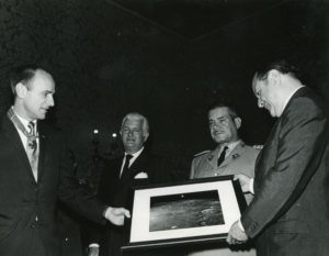 1970. Febrero, 16. Visita de los tripulantes del Apolo XI. Lo acompañan el general Martín García Villasmil y Carlos Guinand Baldó.