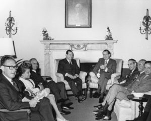 1970. Junio, 2. Reunión en la Casa Blanca con el presidente Richard Nixon y el secretario Henry Kissinger, acompañado por sus ministros.