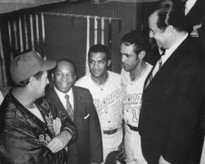 1970. Junio, 4. Saludando a Luis Aparicio en el Robert F Kennedy Stadium de Washington, Chicago contra Senadores, en compañía del Alcalde Walter Washigton.
