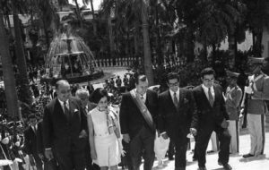 1970. Marzo, 11. En compañía de los parlamentarios Jaime Lusinchi, Edecio La Riva y Pedro Pablo Aguilar.