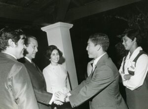 1970. Septiembre, 10. Saludo a Francisco Morochito Rodríguez en el cocktail ofrecido a los delegados deportivos a los VI Juegos Bolivarianos en La Casona.