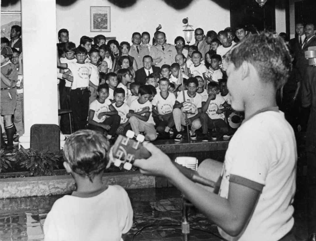 1970. Septiembre, 4. Visita de los niños del Plan Vacacional de la Fundación Festival del Niño en La Casona.