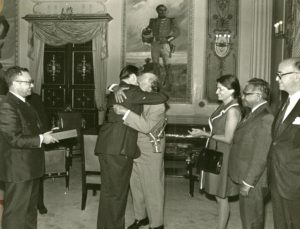 1971. Abril, 15. Imposición de la orden Andrés Bello al profesor Pablo Vila en el Palacio de Miraflores.