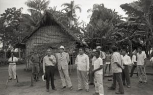 1971. Abril, 18. Gira administrativa por Amazonas. Lo acompaña el gobernador Enrique Ramos Cordero.