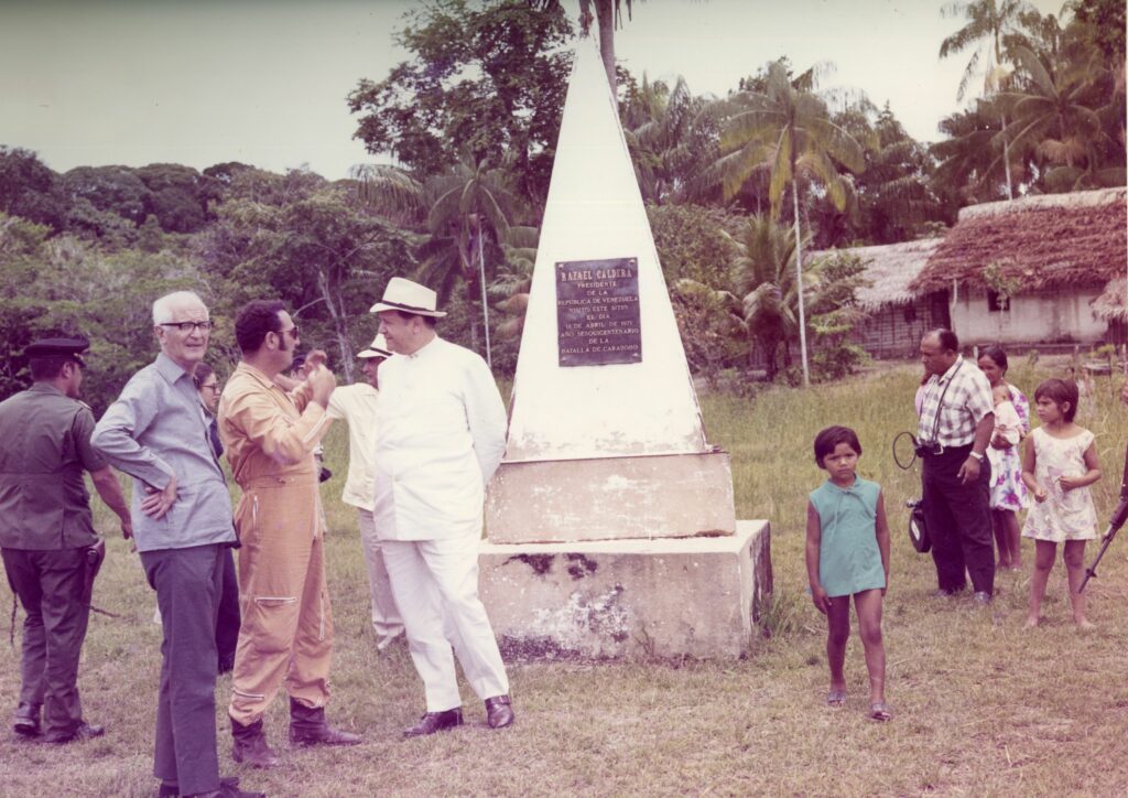 Rafael Caldera de visita a la Amazonia venezolana, 1971