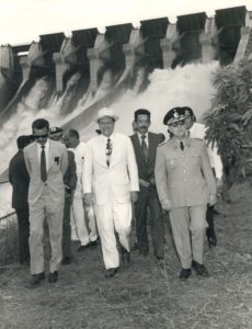1971. Diciembre, 4. Gira a Guayana. En el Guri con el general Rafael Alfonso Ravard, Argenis Gamboa y Manuel Garrido.