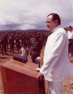 1971. Diciembre, 5. Gira a Guayana. Se dirige a los oficiales y tropa del campamento Mariscal Sucre de la Gran Sabana.