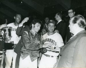 1971. Febrero, 3. Celebrando con los Tiburones de La Guaria en el Estadio Universitario, Caracas.