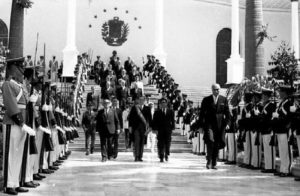1971. Marzo, 11. Ingresando al Congreso Nacional, acompañado de la comisión parlamentaria, a presentar el Segundo Mensaje de su primer gobierno.