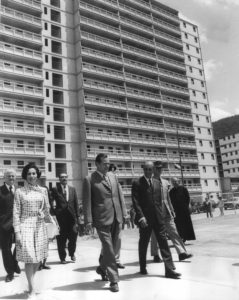 1971. Mayo, 15. Inauguración de bloques en la UD-III de Caricuao, Caracas, en compañía de Alfredo Rodríguez Amengual, Carlos Guinand Baldó y Luis Pietri.