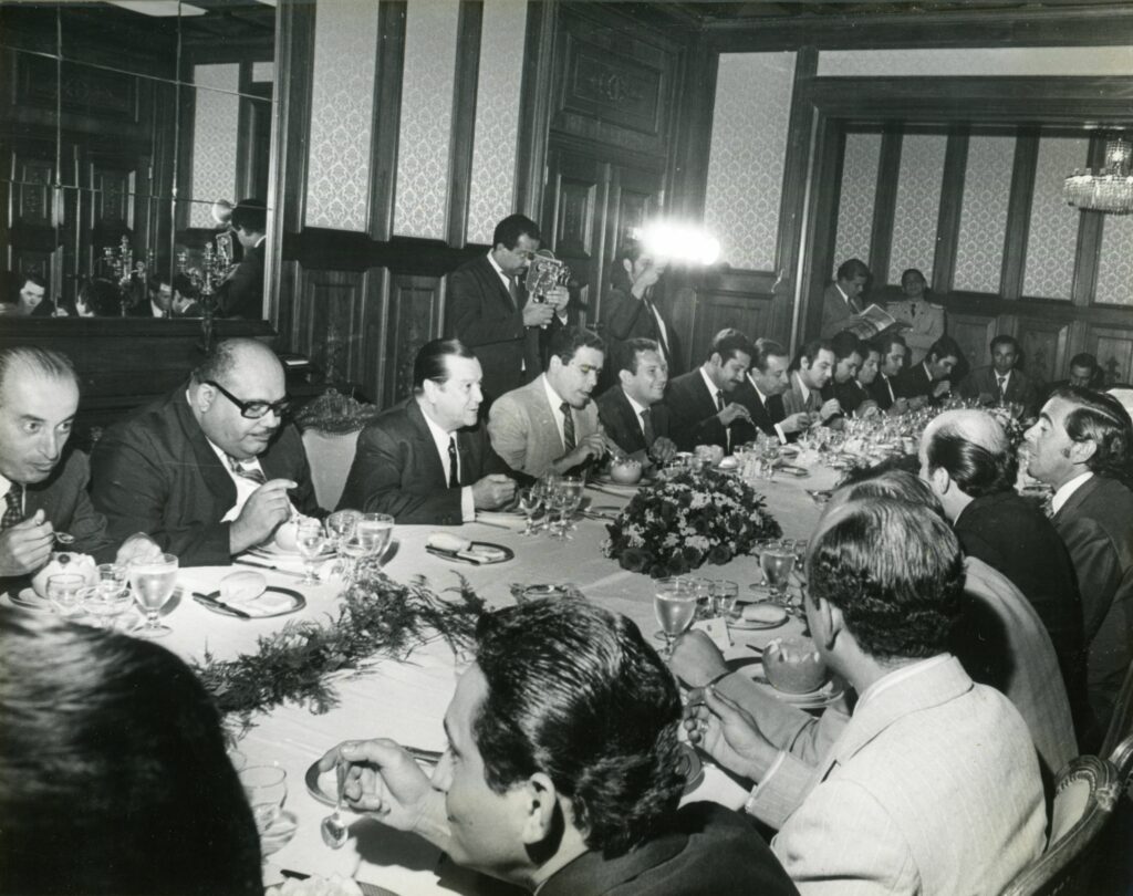 1971. Mayo, 28. Almuerzo ofrecido a los periodistas que cubren la fuente del Palacio de Miraflores.