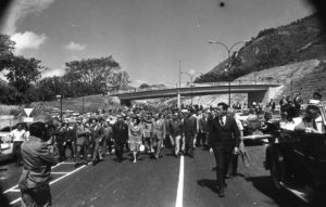 1971. Octubre, 16. Inauguración del tramo La Castellana-El Marqués-La Urbina de la avenida Boyacá, Cota Mil, Caracas.