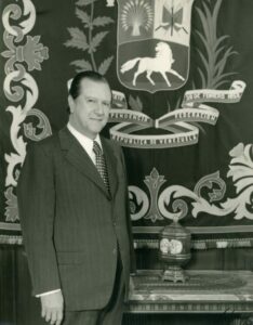 1972. En la residencia presidencial La Casona, con un tapiz contentivo del escudo nacional.