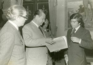 1972. Enero, 12. Entrega del libro de turismo por Diego Arria, presidente de CONAHOTU, en presencia de Héctor Hernández Carabaño.
