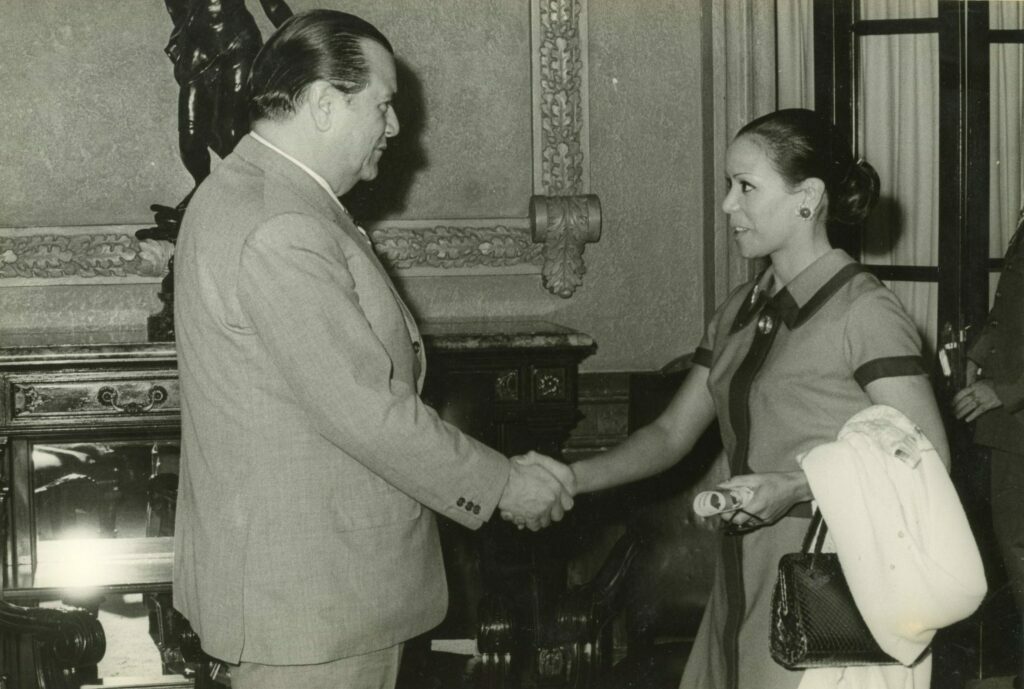 1972. Enero, 4. Audiencia en el Palacio de Miraflores con Yolanda Moreno, la bailarina del pueblo venezolano.