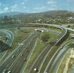 1972. Julio, 23. Inauguración del Distribuidor El Cienpiés en la autopista Francisco Fajardo, Caracas.