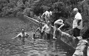 1972. Marzo, 29. Gira a la Gran Sabana. Bañándose con sus hijos en una presa cercana a Kanavayén.