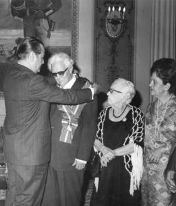 1973. Abril, 11. Condecoración al poeta Fernando Paz Castillo en el Palacio de Miraflores.