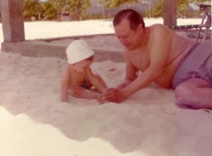 1973. Agosto, 19. Jugando en la arena con su primer nieto Andrés Rafael.