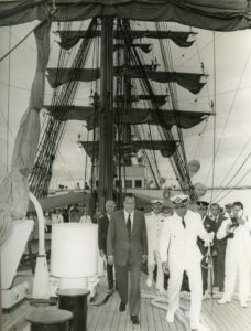 1973. Agosto, 22. Visita a la fragata chilena Libertad en el Puerto de La Guaira, en compañía de Arístides Calvani.