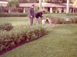 1973. Diciembre. Con su nieto Andrés Rafael, su hija Mireya y la venadita Preciosa en La Casona.
