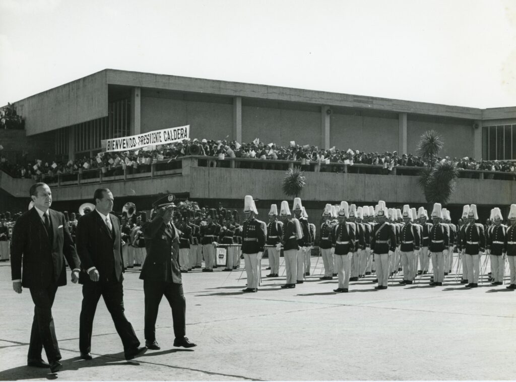 1973. Febrero, 5. Encuentro con el presidente Misael Pastrana Borrero en el aeropuerto El Dorado de Bogotá, en la gira al Sur de América Latina.