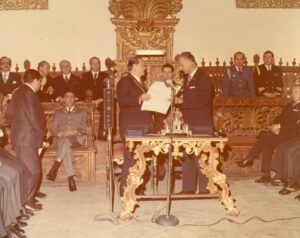 1973. Febrero, 6. Entrega de las llaves de la ciudad en la Municipalidad de Quito, Ecuador.