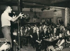 1973. Febrero, 7. En el Viejo Almacén, Buenos Aires, con Hugo Pérez La Salvia, escuchando a Edmundo Rivero.