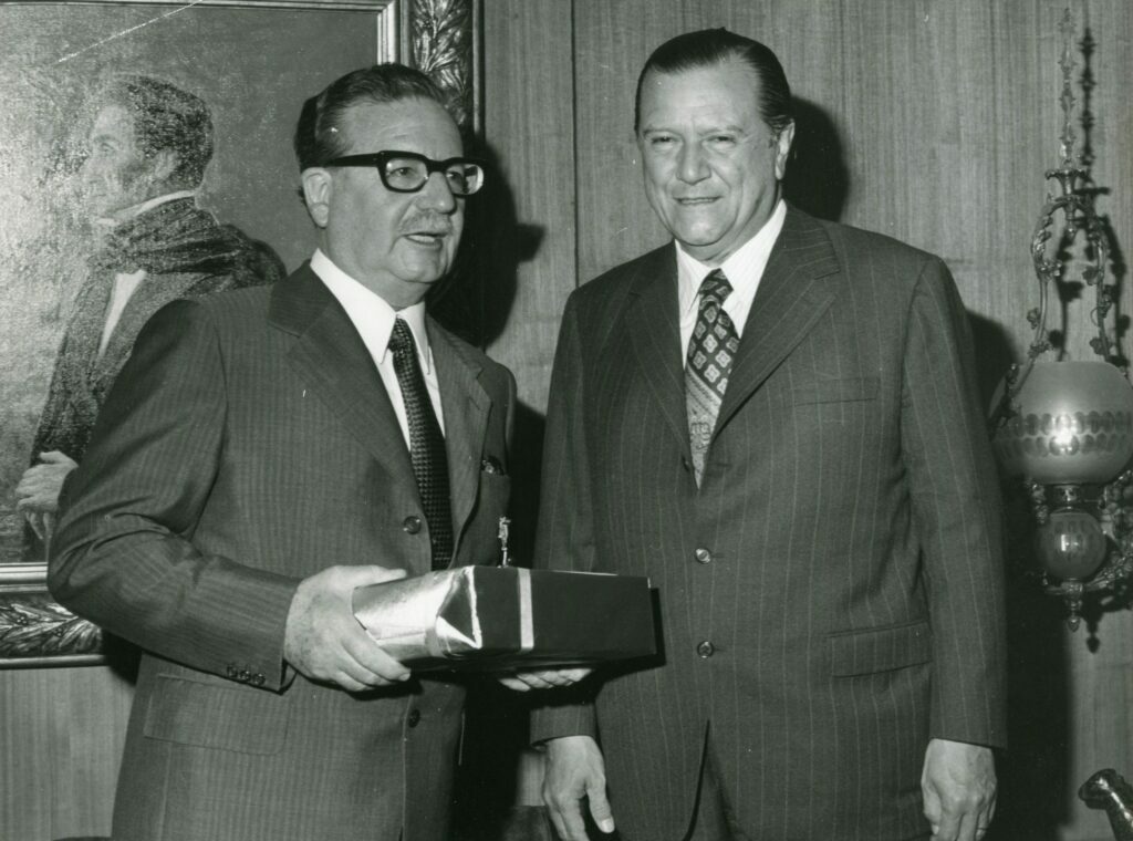 1973. Febrero, 7. Encuentro con el presidente de Chile, Salvador Allende, en el aeropuerto de Santiago.