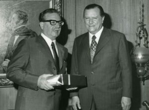1973. Febrero, 7. Encuentro con el presidente de Chile, Salvador Allende, en el aeropuerto de Santiago.